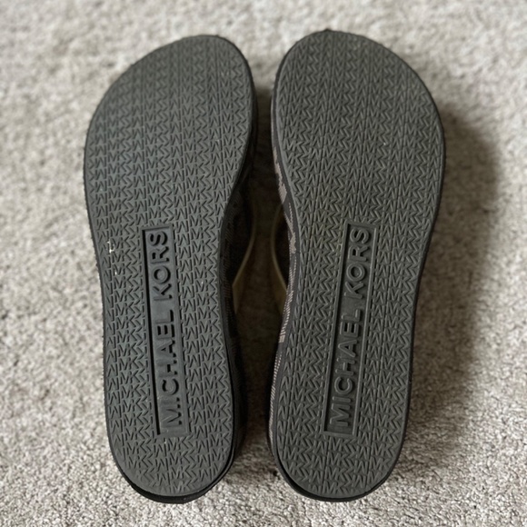 🔸Michael Kors Platform Flip Flops - Picture 2 of 12